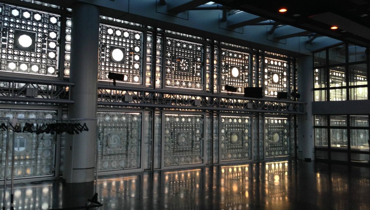 The image is of Institut du Monde Arabe