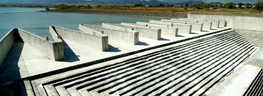 Labyrinth weirs